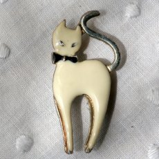 画像3: 英国 ヴィンテージ 白猫ブローチ「静けさの中に光る、白きまなざし」イギリス アクセサリー (3)