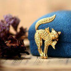 画像2: 英国 ヴィンテージ びっくり猫ブローチ「驚きの一瞬、きらめきの永遠 」イギリス アクセサリー (2)