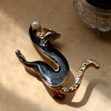 画像4: 1960年頃 英国 ヴィンテージエナメル細工 黒猫ブローチ「ひとり遊びの午後」 イギリス アクセサリー (4)