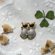 画像2: 英国 ヴィンテージ 寄り添う2匹の猫ブローチ「 ふたりでひとつのしずけさ 」イギリス アクセサリー (2)
