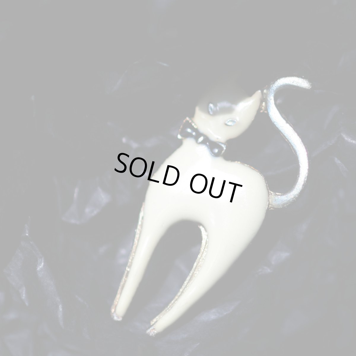 画像7: 英国 ヴィンテージ 白猫ブローチ「静けさの中に光る、白きまなざし」イギリス アクセサリー (7)