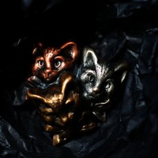 画像1: K&T 英国 ヴィンテージ 3匹の猫ブローチ「三つのきらめき、ひとつのしあわせ」イギリス アクセサリー (1)
