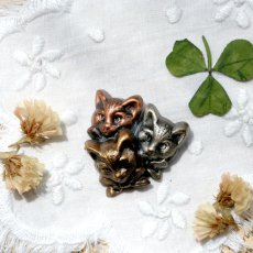 画像2: K&T 英国 ヴィンテージ 3匹の猫ブローチ「三つのきらめき、ひとつのしあわせ」イギリス アクセサリー (2)