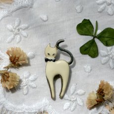 画像1: 英国 ヴィンテージ 白猫ブローチ「静けさの中に光る、白きまなざし」イギリス アクセサリー (1)