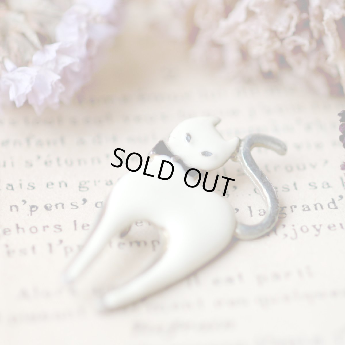 画像2: 英国 ヴィンテージ 白猫ブローチ「静けさの中に光る、白きまなざし」イギリス アクセサリー (2)