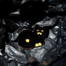 画像1: 英国 ヴィンテージ 黒猫ブローチ「 静けさをたたえる、黒の小さな詩人」イギリス アクセサリー (1)