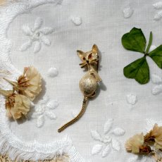 画像3: 1960年頃 英国 ヴィンテージ しっぽが揺れる猫ブローチ「風にゆれるしっぽ、夢みるまなざし」イギリス アクセサリー (3)
