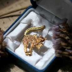 画像1: 英国 ヴィンテージ びっくり猫ブローチ「驚きの一瞬、きらめきの永遠 」イギリス アクセサリー (1)