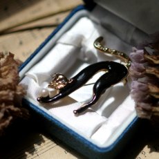 画像7: 1960年頃 英国 ヴィンテージエナメル細工 黒猫ブローチ「ひとり遊びの午後」 イギリス アクセサリー (7)