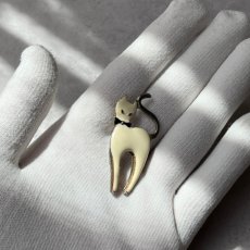 画像8: 英国 ヴィンテージ 白猫ブローチ「静けさの中に光る、白きまなざし」イギリス アクセサリー (8)