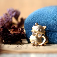 画像7: 英国 ヴィンテージ 猫ゴールドプレートブローチ「静けさの中のきらめき」イギリス アクセサリー (7)