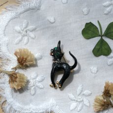 画像2: 1960年頃 英国 ヴィンテージ グリーンアイ 黒猫ブローチ「緑の瞳に、夜の魔法」 イギリス アクセサリー (2)