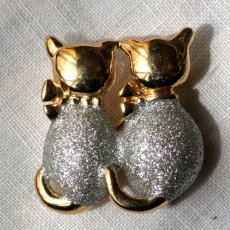 画像4: 英国 ヴィンテージ 寄り添う2匹の猫ブローチ「 ふたりでひとつのしずけさ 」イギリス アクセサリー (4)