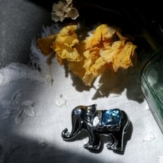 画像5: 英国 ヴィンテージ 象ブローチ「背に海をのせて歩むもの」アバロンシェル イギリス アクセサリー (5)