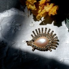 画像5: 英国 ヴィンテージ ハリネズミ「月の雫を抱いて」クリスタルブローチ イギリス アクセサリー (5)