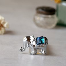 画像6: 英国 ヴィンテージ 象ブローチ「背に海をのせて歩むもの」アバロンシェル イギリス アクセサリー (6)