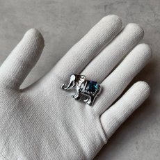 画像11: 英国 ヴィンテージ 象ブローチ「背に海をのせて歩むもの」アバロンシェル イギリス アクセサリー (11)