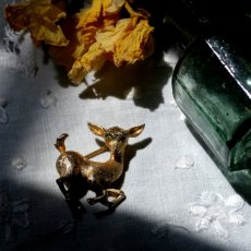 画像4: 英国 ヴィンテージ 鹿 ブローチ「木洩れ日のまどろみ」イギリス アクセサリー (4)