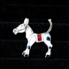 画像1: 英国 ヴィンテージ 白馬 ブローチ「白き風、駆ける」 イギリス アクセサリー (1)