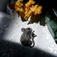 画像1: 英国 ヴィンテージ ねずみブローチ「 ふりかえれば、きらめきの道」イギリス アクセサリー (1)