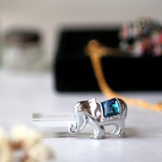 画像1: 英国 ヴィンテージ 象ブローチ「背に海をのせて歩むもの」アバロンシェル イギリス アクセサリー (1)