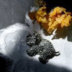 画像6: 1960年頃 英国 ヴィンテージ 象 クリスタルブローチ「幸運を運ぶ小さな巨人」ぞう イギリス アクセサリー (6)