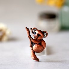 画像2: 英国 ヴィンテージ コアラ ブローチ「星を見上げるコアラ」イギリス アクセサリー (2)