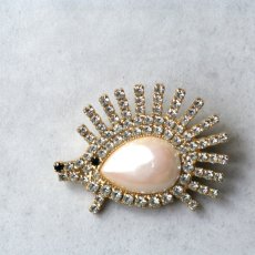画像7: 英国 ヴィンテージ ハリネズミ「月の雫を抱いて」クリスタルブローチ イギリス アクセサリー (7)