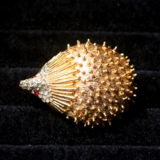 画像1: 1960〜70年代 英国 ヴィンテージ ハリネズミブローチ「ひだまりの宝物」イギリス アクセサリー (1)