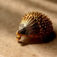 画像2: 1960〜70年代 英国 ヴィンテージ ハリネズミブローチ「ひだまりの宝物」イギリス アクセサリー (2)