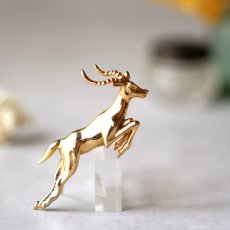 画像1: 英国 ヴィンテージ 駆ける鹿 ブローチ「風よりも自由に」イギリス アクセサリー (1)