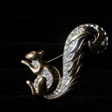 画像2: 1960〜70年代 英国 ヴィンテージ リスブローチ「森の煌めきを集めて」イギリス アクセサリー (2)