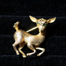 画像1: 英国 ヴィンテージ 鹿 ブローチ「木洩れ日のまどろみ」イギリス アクセサリー (1)