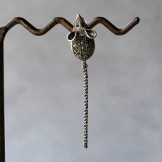 画像1: 英国 1950〜60年代 マルカジット 尻尾が揺れる小さなネズミ ヴィンテージ ブローチ「小さな冒険者のしっぽ」イギリス ネズミアクセサリー (1)