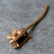 画像4: 英国 尻尾が揺れる小さなネズミ ヴィンテージ ブローチ「星降る夜のチーズ泥棒」イギリス ネズミアクセサリー (4)