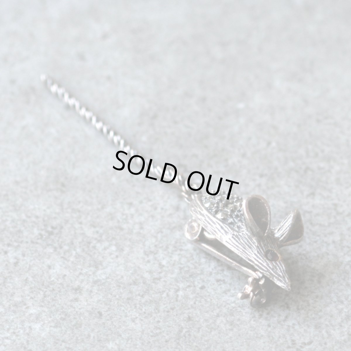 画像8: 英国 1950〜60年代 マルカジット 尻尾が揺れる小さなネズミ ヴィンテージ ブローチ「小さな冒険者のしっぽ」イギリス ネズミアクセサリー (8)