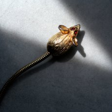 画像2: 英国 尻尾が揺れる小さなネズミ ヴィンテージ ブローチ「星降る夜のチーズ泥棒」イギリス ネズミアクセサリー (2)