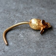画像5: 英国 尻尾が揺れる小さなネズミ ヴィンテージ ブローチ「星降る夜のチーズ泥棒」イギリス ネズミアクセサリー (5)