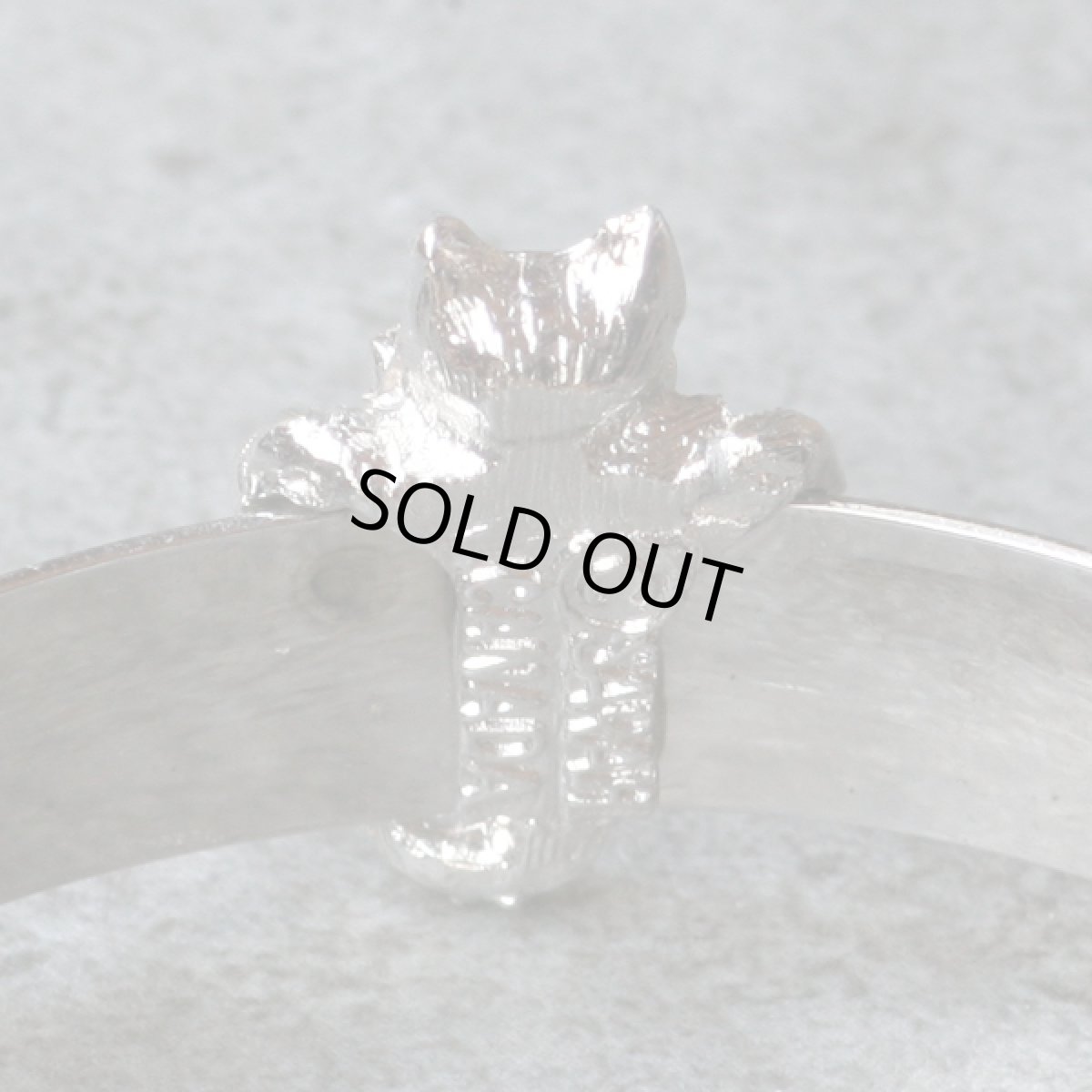 画像8: SARAH CANADA サラコベントリー ヴィンテージ ブレスレット「手首にあそぶ、ひとさじのユーモア」バングル ぶら下がり猫 (8)