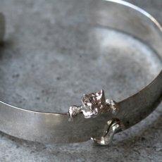 画像6: SARAH CANADA サラコベントリー ヴィンテージ ブレスレット「手首にあそぶ、ひとさじのユーモア」バングル ぶら下がり猫 (6)