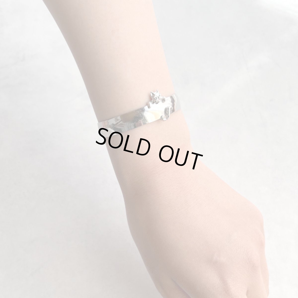 画像9: SARAH CANADA サラコベントリー ヴィンテージ ブレスレット「手首にあそぶ、ひとさじのユーモア」バングル ぶら下がり猫 (9)