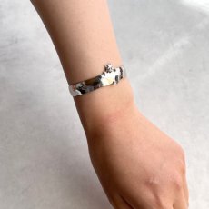 画像9: SARAH CANADA サラコベントリー ヴィンテージ ブレスレット「手首にあそぶ、ひとさじのユーモア」バングル ぶら下がり猫 (9)