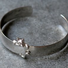 画像5: SARAH CANADA サラコベントリー ヴィンテージ ブレスレット「手首にあそぶ、ひとさじのユーモア」バングル ぶら下がり猫 (5)