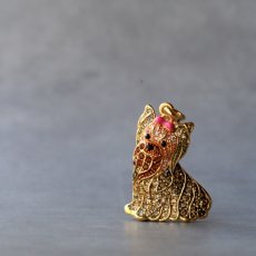 画像1: 英国 ヴィンテージ ヨークシャーテリア犬 ペンダントネックレス 刻印3IC「永遠のリボンを結んで」イギリス アクセサリー (1)