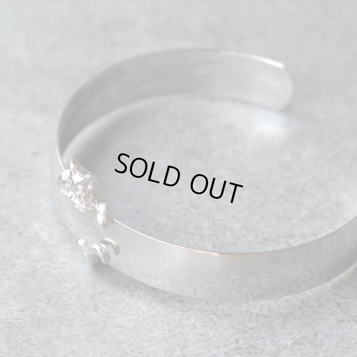 画像4: SARAH CANADA サラコベントリー ヴィンテージ ブレスレット「手首にあそぶ、ひとさじのユーモア」バングル ぶら下がり猫 (4)