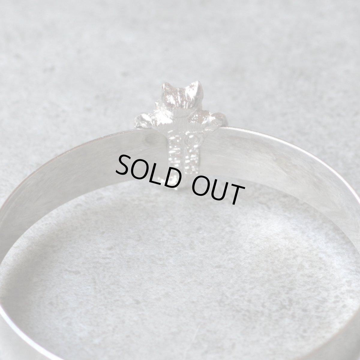 画像7: SARAH CANADA サラコベントリー ヴィンテージ ブレスレット「手首にあそぶ、ひとさじのユーモア」バングル ぶら下がり猫 (7)