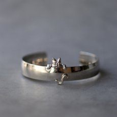 画像2: SARAH CANADA サラコベントリー ヴィンテージ ブレスレット「手首にあそぶ、ひとさじのユーモア」バングル ぶら下がり猫 (2)