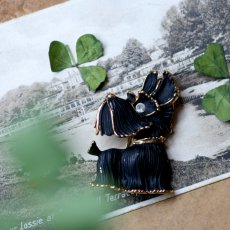 画像4: 英国 1960年頃 ヴィンテージ テリア犬 黒い犬 ブラックドッグブローチ「静寂のなかのやさしい眼差し」イギリス アクセサリー (4)