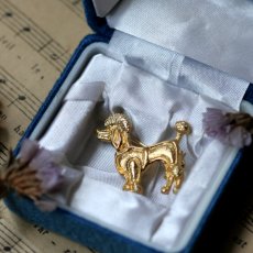 画像1: 英国 刻印890 ヴィンテージ プードル犬 ブローチ「時を越えて見つめる眼差し」イギリス アクセサリー (1)