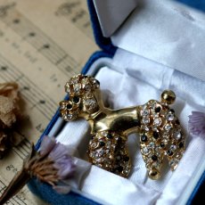 画像4: 英国 ヴィンテージ プードル犬ブローチ「金色のプードルと、きらめく午後」イギリス アクセサリー (4)